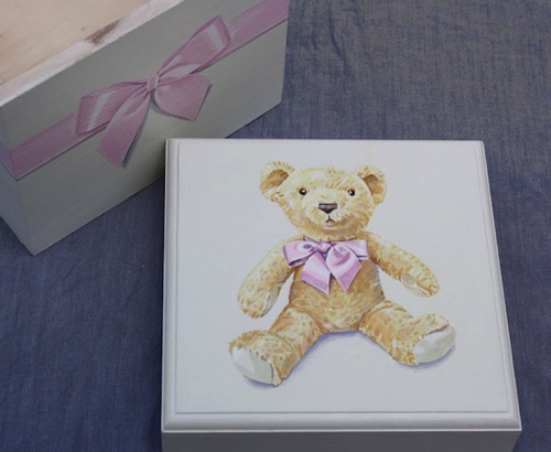 Keepsake box with pale brown teddy closeup